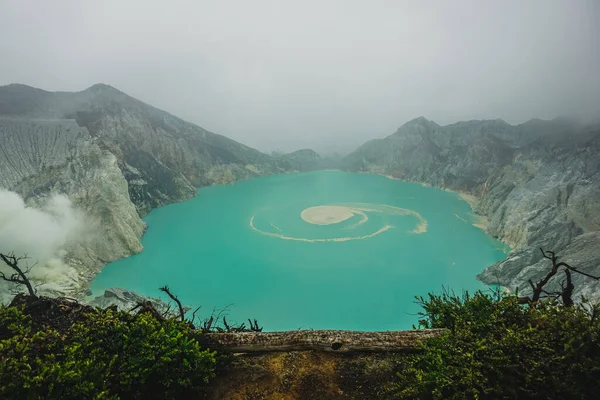Endonezya 'daki Ijen volkan krater gölü
