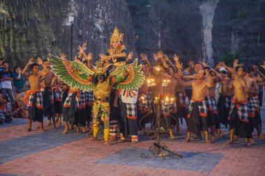 Bali, Endonezya - 11 Ocak 2019: Garuda Wisnu Kencana Kültür Parkında Geleneksel Kecak Dansı