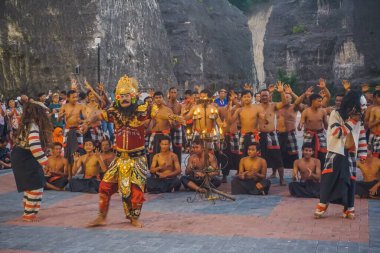 Bali, Endonezya - 11 Ocak 2019: Garuda Wisnu Kencana Kültür Parkında Geleneksel Kecak Dansı