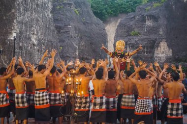 Bali, Endonezya - 11 Ocak 2019: Garuda Wisnu Kencana Kültür Parkında Geleneksel Kecak Dansı