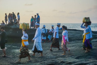 Bali, Endonezya - 8 Ocak 2019: Bali 'deki Pura Tanah Lot' ta akşam manzarası