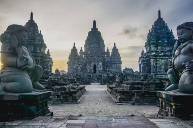 Prambanan - Endonezya 'da büyük bir Hint tapınağı kompleksi