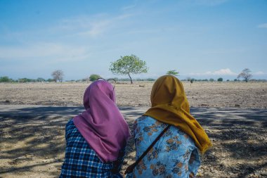 Baluran Parkı 'nda iki Endonezyalı kız oturuyor.