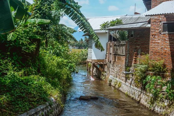 印度尼西亚的农村住房和水渠 — 图库照片