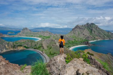 Komodo Adaları 'nın sularındaki Padar Adası' ndaki Endonezyalı kız.