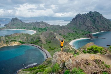 Komodo Adaları 'nın sularındaki Padar Adası' ndaki Endonezyalı kız.