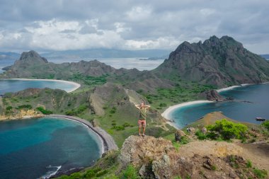 Çekinme. Komodo Adaları 'nın sularındaki Padar Adası' nda bir gezgin.