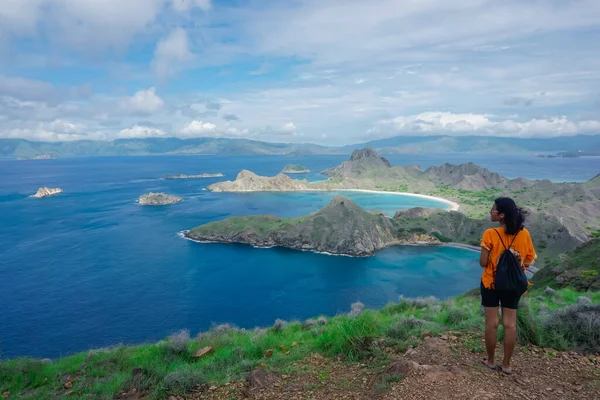 Indonesisk Flicka Padar Vattnen Komodoöarna — Stockfoto