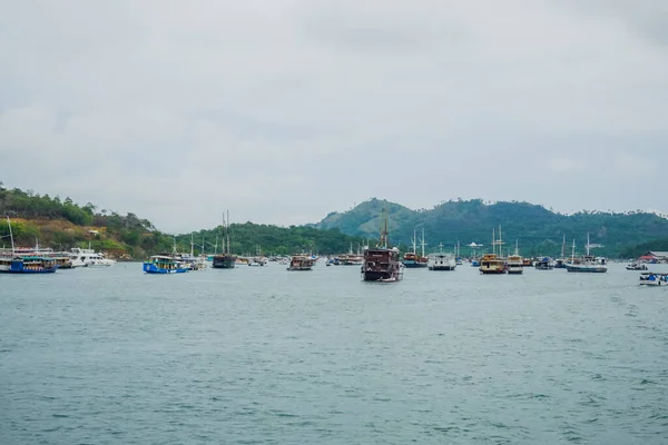 Labuan Bajo Indonésia Janeiro 2019 Muitos Barcos Navios Porto Cidade — Fotografia de Stock