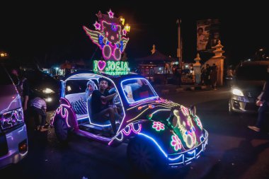 Yogyakarta, Endonezya - 31 Aralık 2018: İnsanlar neon arabalara biniyor