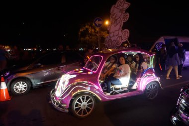 Yogyakarta, Endonezya - 31 Aralık 2018: İnsanlar neon arabalara biniyor