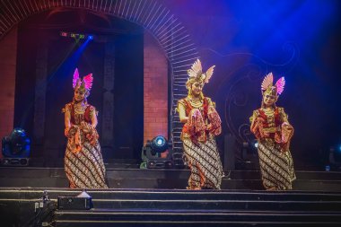 Yogyakarta, Endonezya - 31 Aralık 2018: Raminten tiyatrosunda geleneksel Endonezya dansları
