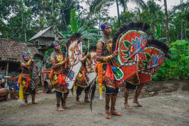 Yogyakarta, Endonezya - 30 Aralık 2018: Geleneksel Endonezya dansı Jatilan