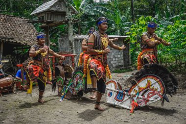 Yogyakarta, Endonezya - 30 Aralık 2018: Geleneksel Endonezya dansı Jatilan