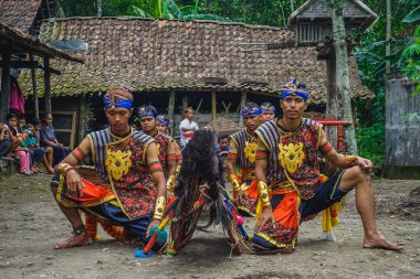 Yogyakarta, Endonezya - 30 Aralık 2018: Geleneksel Endonezya dansı Jatilan