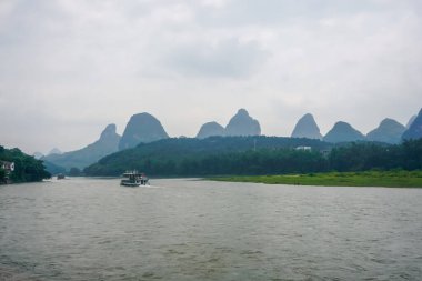 Yangshuo şehrindeki güzel nehir ve dağ manzarası.