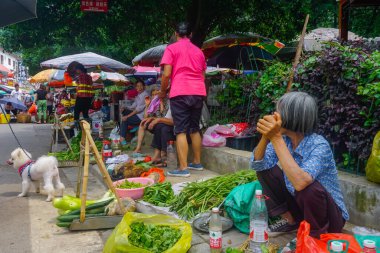 Yangshuo, Çin - 18 Mayıs 2019: Yangshuo dağ şehrinde günlük yaşam