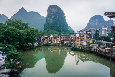 Yangshuo, Çin - 18 Mayıs 2019: Yangshuo şehrinin peyzaj ve mimarisi