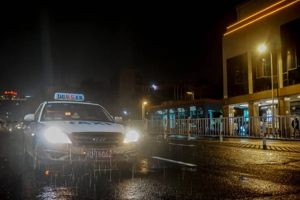 Xiamen China Junio 2019 Taxi Calle Nocturna Durante Lluvia — Foto de Stock