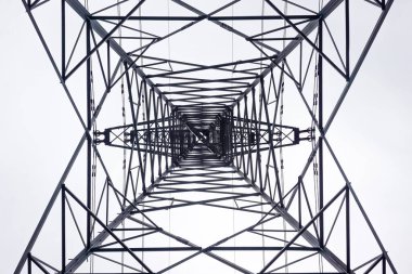 Güç iletim hattının altındaki alt görünüm
