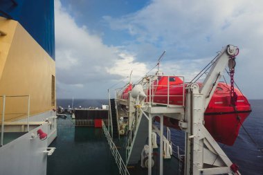 Geminin güvertesinden deniz manzarası