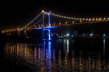 Körfez boyunca Xiamen adasına kocaman bir köprü var.