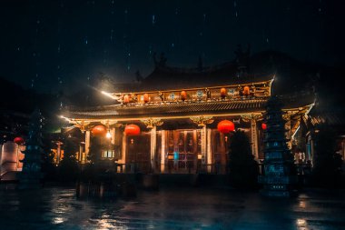 Güzel Çin tapınağı yağmurlu gecelerde