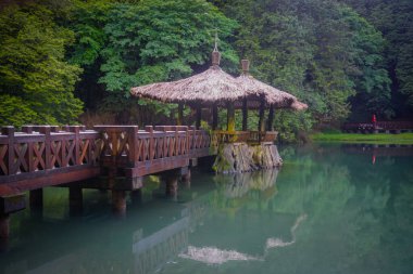 Alishan Park 'ta gölün ortasında güzel bir çardak.