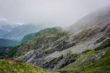 Hehuan dağı sisli tepede.