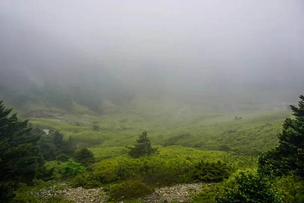 河环山在雾中的峰顶 — 图库照片