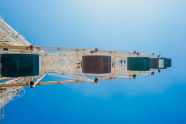 Mavi gökyüzüne karşı dönme dolap