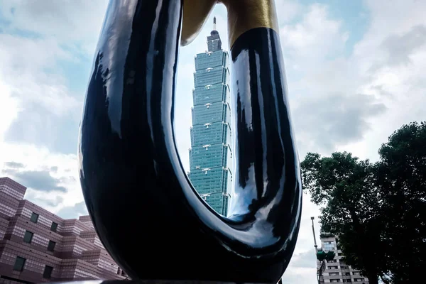 Taipei 101 Turm Eingerahmt Von Einem Metallenen Objekt — Stockfoto