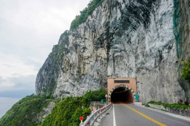 Tayvan 'ın doğu kıyısındaki Pasifik kıyılarının yanındaki kayalıklarda yol ve tünel.