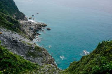 Tayvan 'ın doğu kıyısındaki Pasifik Okyanusu yakınlarındaki güzel uçurum manzarası