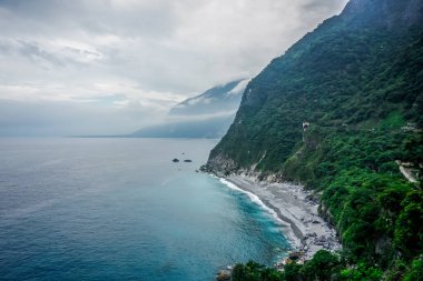 Tayvan 'ın doğu kıyısındaki Pasifik Okyanusu yakınlarındaki güzel uçurum manzarası