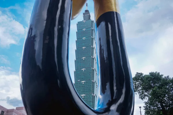 台北101タワー金属製のオブジェクトに囲まれた — ストック写真