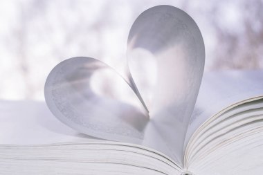 Bir kitabın sayfalarından çıkan kalp