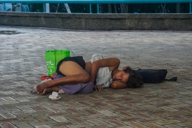 Taipei, Tayvan - 4 Haziran 2019: Evsiz adam şehir caddesinde uyuyor