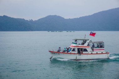 Sun Moon Gölü, Tayvan - 31 Mayıs 2019 Bir dağ gölünde tatil ve teknelerle seyahat