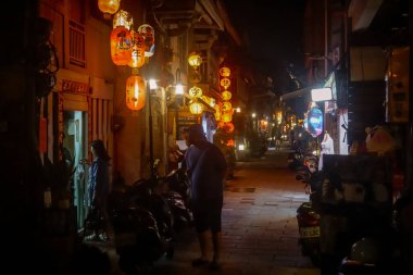 Tainan, Tayvan - 30 Mayıs 2019: Çin fenerleriyle kutsanmış akşam caddesi