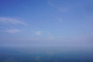 Sibirya'daki Baykal Gölü kıyısında