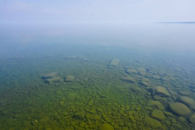 Sibirya'daki Baykal Gölü kıyısında