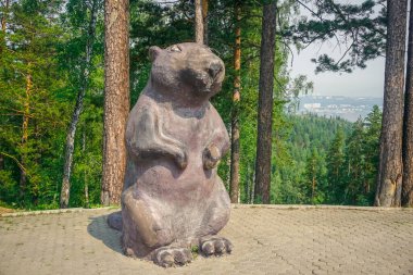 Krasnoyarsk Sütunları 'nda bir kunduzun ahşap heykeli.