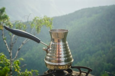 Doğada bir Türk 'te taze kahve yapmak.