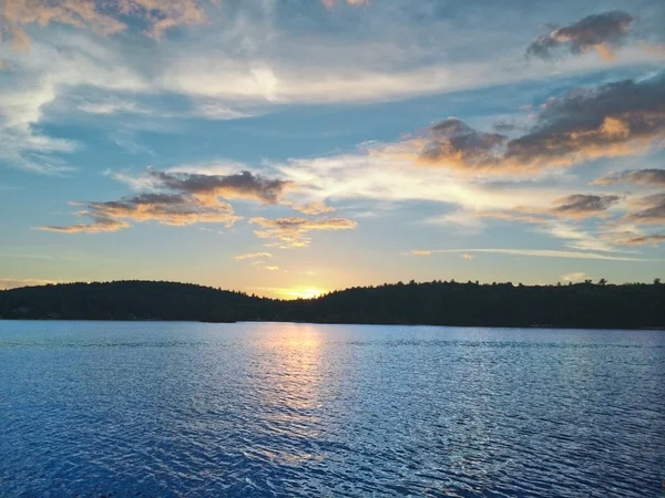 En vacker solnedgång över sjön — Stockfoto