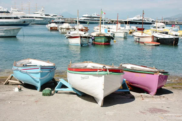 3 renkli tekneler Capri, İtalya