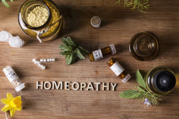 Homeopathie bolletjes en flessen — Stockfoto