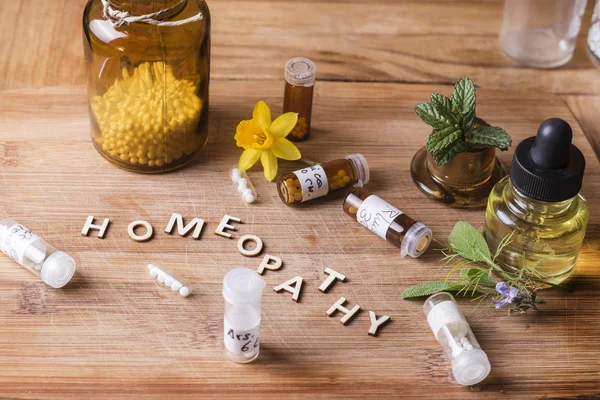 Homöopathie Globuli und Flaschen — Stockfoto