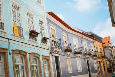 Portekiz 'in Aveiro şehrindeki tipik güzel eski cephe binalarına bakın.