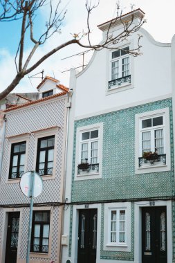 Portekiz 'in Aveiro şehrindeki tipik güzel eski cephe binalarına bakın.